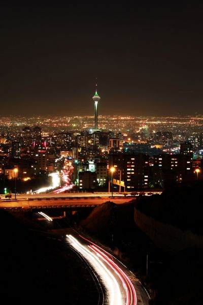افق تهران در شب با تاری حرکت خودروها روشن شد
