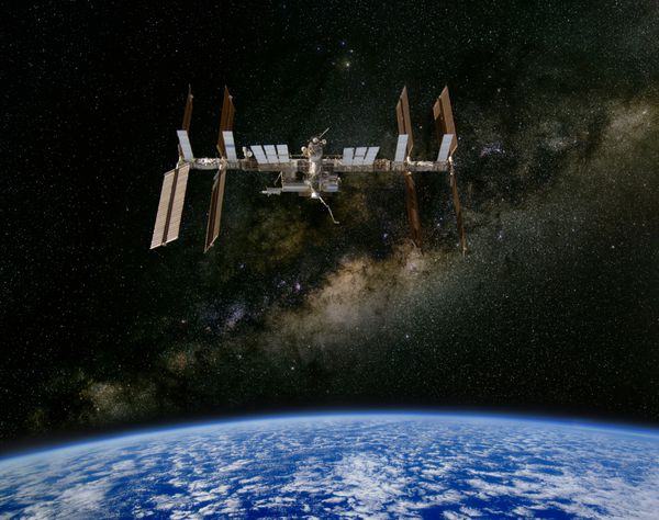 ایستگاه فضایی بین المللی در بالای زمین با کهکشان راه شیری در پس زمینه عناصر این تصویر توسط ناسا ارائه شده است