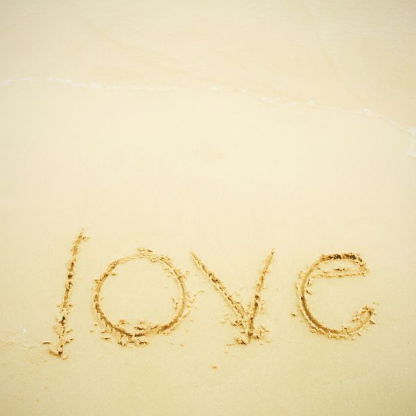 عشق دست نوشته روی شن و ساحل