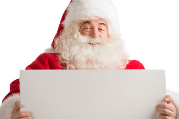 بابا نوئل بنر در دست دارد با فضایی برای متن شما جدا شده در پس زمینه سفید