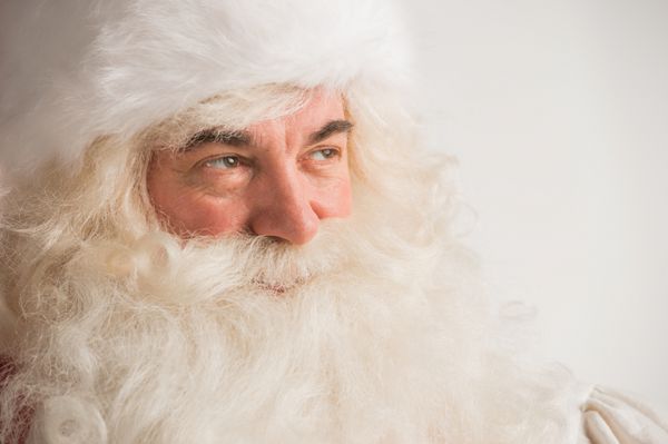 پرتره بابا نوئل در حال لبخند زدن جدا شده روی پس زمینه سفید