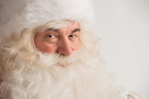 پرتره بابا نوئل در حال لبخند زدن جدا شده روی پس زمینه سفید