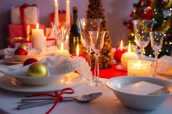 ظروف کریسمس روی میز سفید و قرمز