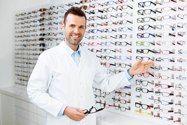 عینک فروش عینک چشم پزشک اپتومتر در محل کار