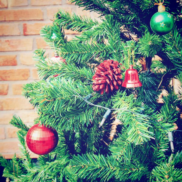 درخت کریسمس با دیوار آجری جلوه فیلتر رترو