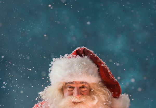 پرتره جادویی بابا نوئل در بارش برف در قطب شمال فضای کپی زیاد