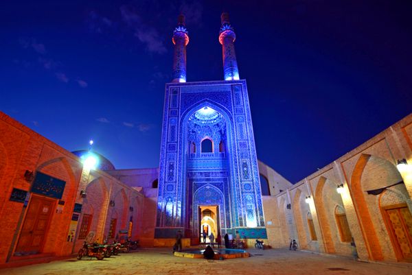 یزد ایران - 11 اکتبر مسجد جامع در 11 اکتبر 2013 در یزد ایران مسجد جامع در قرن دوازدهم ساخته شد و بین سال‌های 1324 تا 1365 تا حد زیادی بازسازی شد مناره‌های آن مرتفع‌ترین مناره‌های ایران هستند