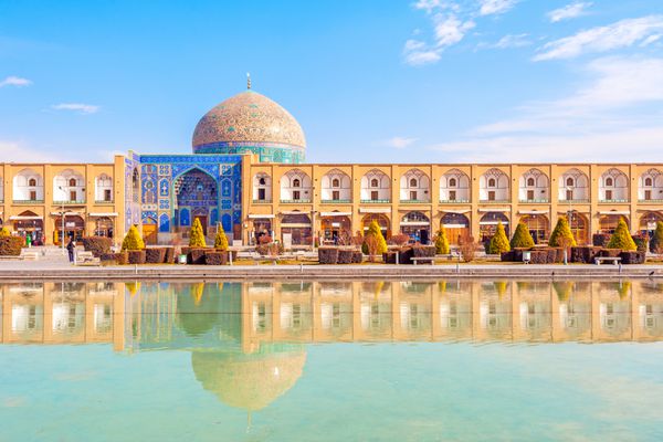 مسجد شیخ لطف الله در میدان نقش جهان اصفهان ایران ساخت مسجد در سال 1603 آغاز شد و در سال 1618 به پایان رسید