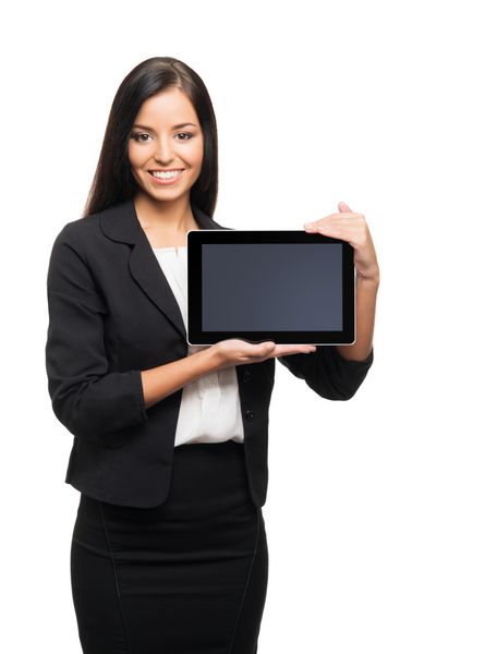 زن تجاری جوان مطمئن موفق و زیبا با رایانه لوحی جدا شده روی سفید