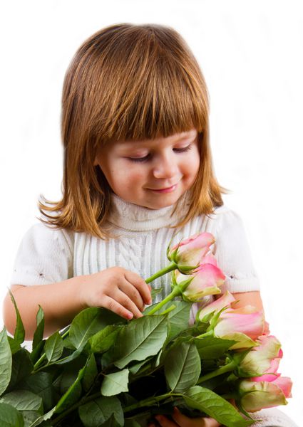 دختر کوچولوی زیبا با گل های رز