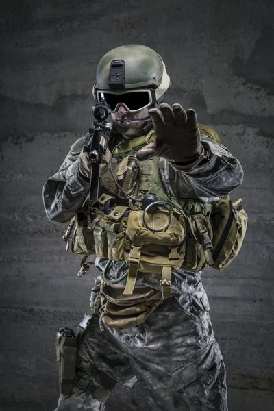 سرباز با تفنگ و ماسک در ژست alt