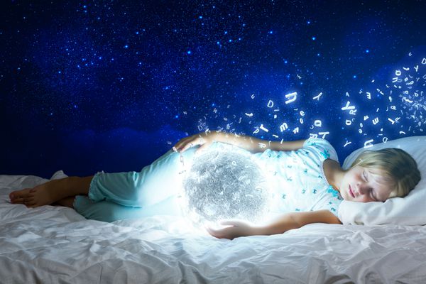 دختر در رختخواب دراز کشیده با ماه در دست
