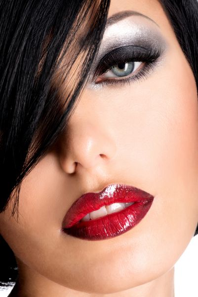 زن زیبا با لب های قرمز و آرایش چشم های جذاب تصویر نزدیک از یک مدل زن