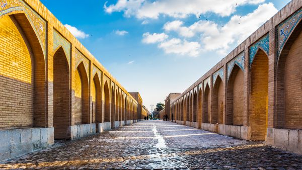 پل خواجو می توان گفت بهترین پل در استان اصفهان ایران است این بنا توسط شاه عباس دوم شاه صفوی در حدود سال 1650 میلادی ساخته شد