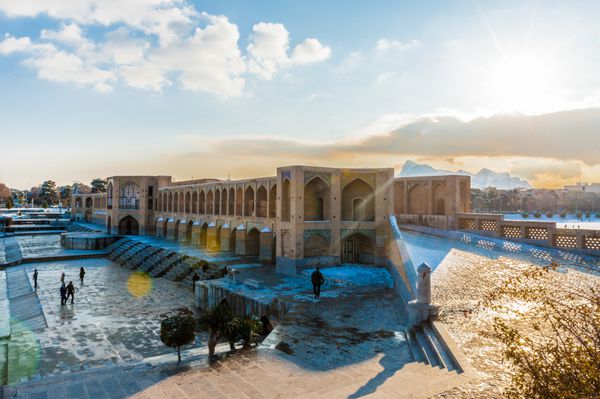 پل خواجو می توان گفت بهترین پل در استان اصفهان ایران است این بنا توسط شاه عباس دوم شاه صفوی در حدود سال 1650 میلادی ساخته شد