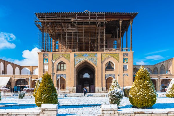 کاخ عالی قاپو کاخ بزرگی در اصفهان ایران در کنار میدان نقش جهان میراث جهانی یونسکو نیز به ثبت رسیده است