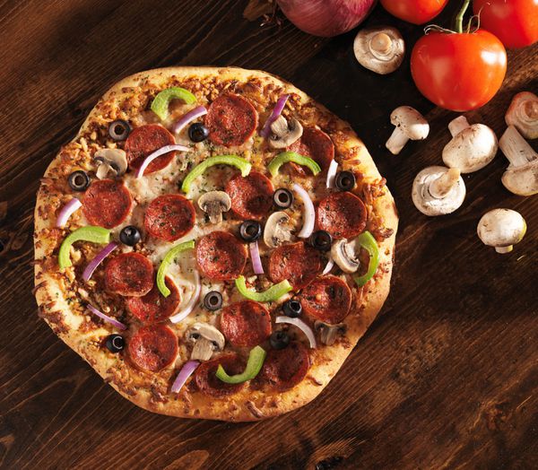 نمای بالای سر پیتزا با رویه های عالی