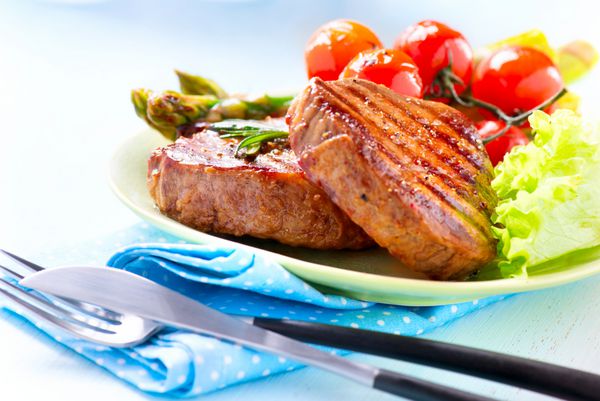 استیک گوشت گاو کبابی استیک با سبزیجات - مارچوبه گوجه فرنگی و کاهو شام استیک غذا