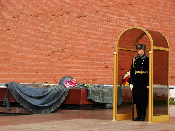 مسکو روسیه-27 نوامبر نگهبان ناشناس در مقبره سرباز گمنام در 27 نوامبر 2012 در مسکو روسیه ایستاده است مقبره به سربازان شوروی که در جنگ جهانی دوم کشته شدند تقدیم شده است