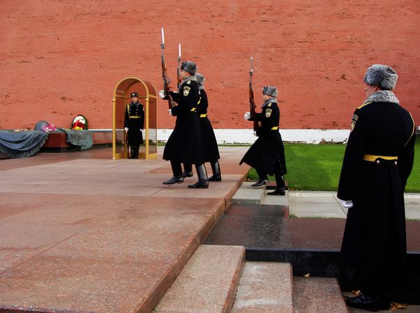 مسکو روسیه-27 نوامبر نگهبانان ناشناس در مراسم تعویض مقبره سرباز گمنام در 27 نوامبر 2012 در مسکو روسیه شرکت کردند مقبره به سربازانی که در جنگ جهانی دوم کشته شدند تقدیم شده است