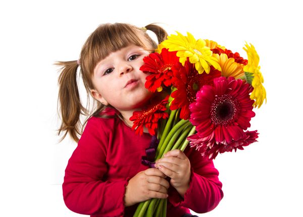 دختر بچه ناز با دسته گل ژربرا