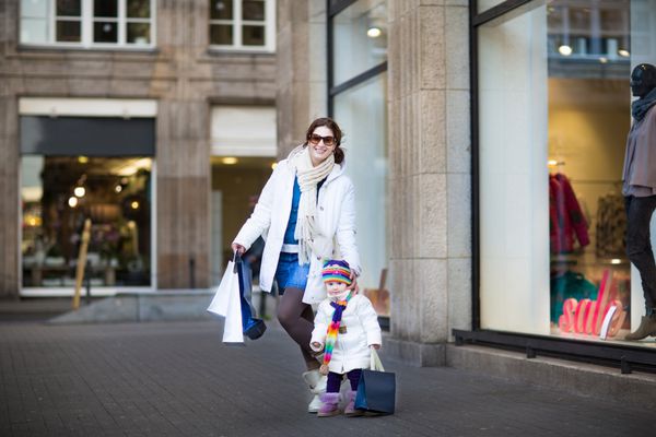 مادر زیبای جوان و دختر نوپا شایان ستایشش در حال تفریح در خریدهای فروش سفیدتر