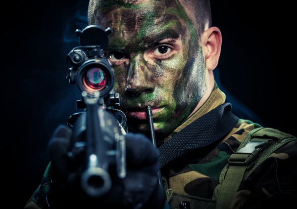 سرباز از تاریکی تمرکز انتخاب شده روی چشم
