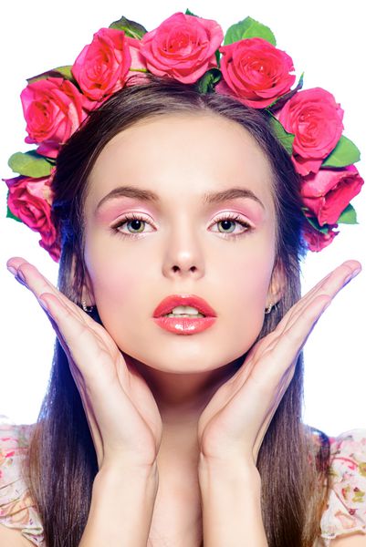 عکس مد از یک دختر زیبا با تاج گل رز و لباس تابستانی روشن عاشقانه بهار تابستان