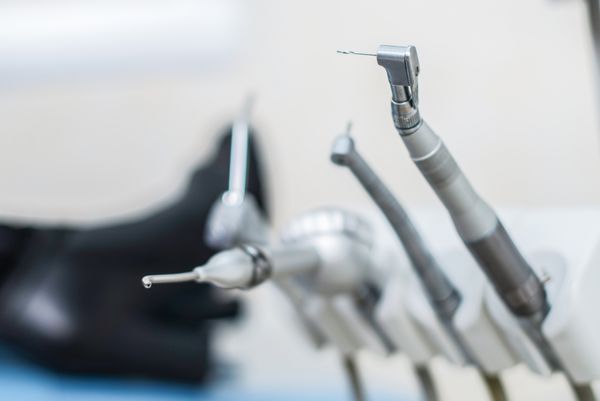 دندانپزشک در حال انتخاب اقلام خود تجهیزات دندانپزشکی ابزارهای دندانپزشکی
