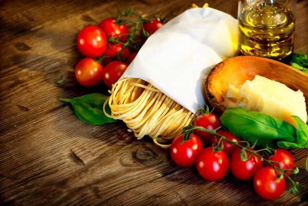 پاستا اسپاگتی خانگی ایتالیایی با قارچ ترافل گوجه گیلاسی پنیر پارمزان ریحان و روغن زیتون پخت ماکارونی شام غذاهای مدیترانه ای