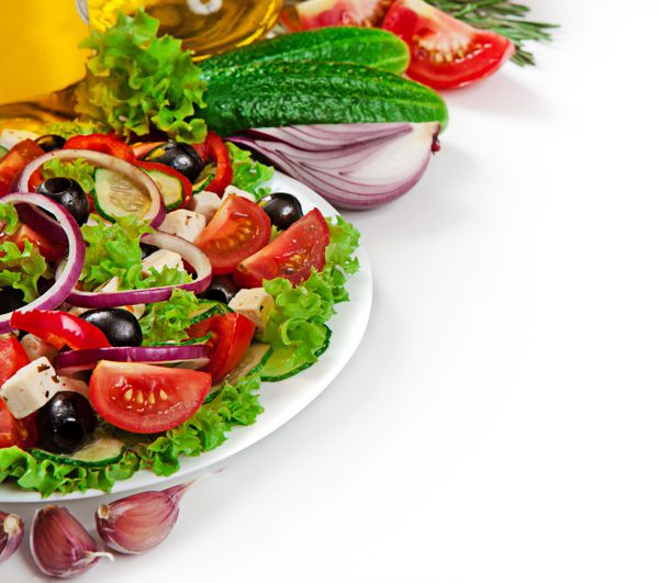 غذاهای یونانی - سالاد سبزیجات تازه جدا شده در پس زمینه سفید