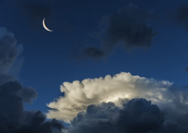 ابر و هلال ماه در اوایل صبح
