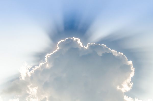 پرتو خورشید از طریق مه در آسمان آبی می تواند به عنوان پس زمینه و نگاه دراماتیک استفاده شود پرتو نور از میان ابرها