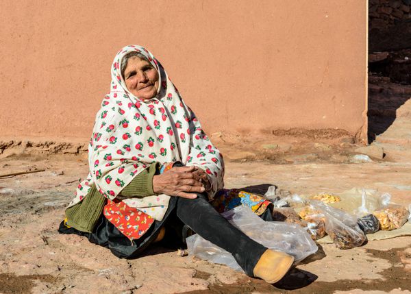 ابیانه ایران - 9 ژانویه 2014 زن محلی ناشناس با لباس های سنتی در ابیانه ایران ابیانه یک روستای سنتی است که برای گردشگران بسیار محبوب است