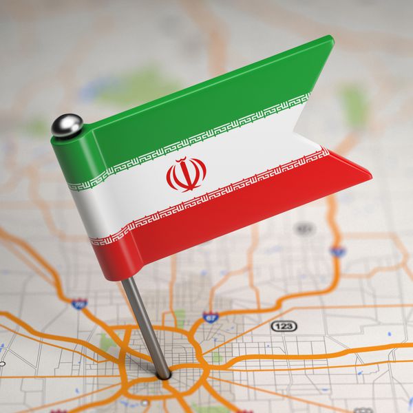 پرچم کوچک جمهوری اسلامی ایران در پس زمینه نقشه با تمرکز انتخابی