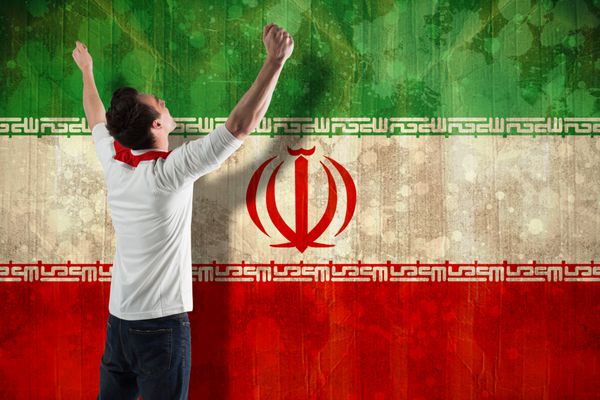 هواداران هیجان زده فوتبال در حال تشویق علیه پرچم ایران در جلوه گرانج