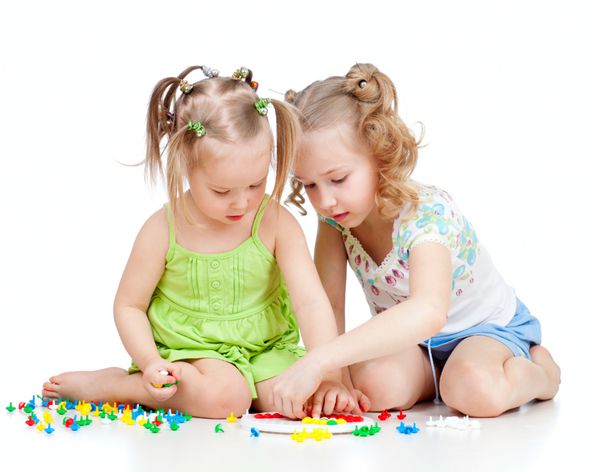 دو خواهر بچه با هم بازی می کنند جدا شده در پس زمینه سفید