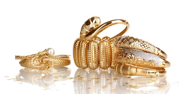 دستبندهای طلایی شیک و شیک جدا شده در زمینه سفید