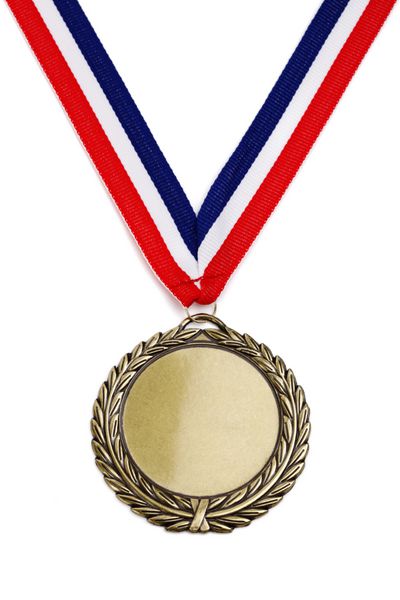 مدال طلا جدا شده روی سفید با صورت خالی برای متن مفهوم برای برنده شدن یا موفقیت