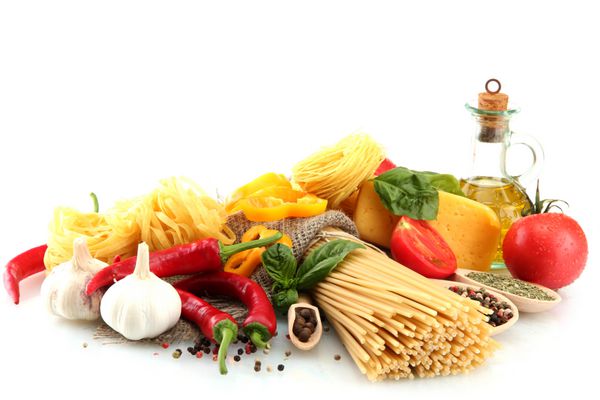 اسپاگتی پاستا سبزیجات و ادویه جات ترشی جات جدا شده روی سفید