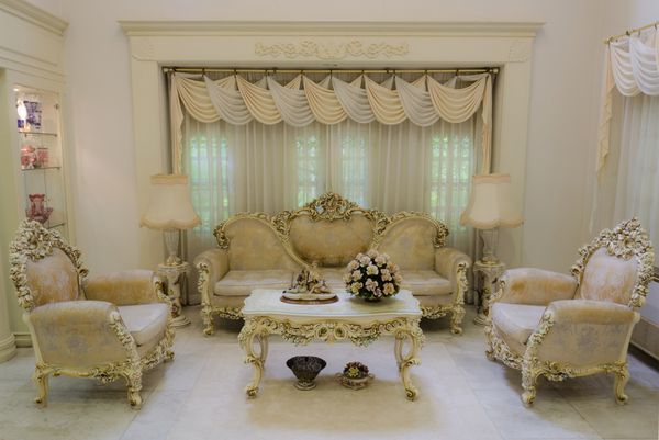 اتاق نشیمن با سبکی مجلل و کلاسیک