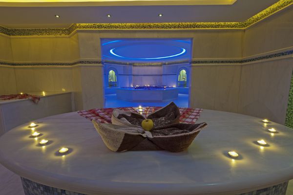 حمام ترکی در یک آبگرم بهداشتی بزرگ در هتل مجلل