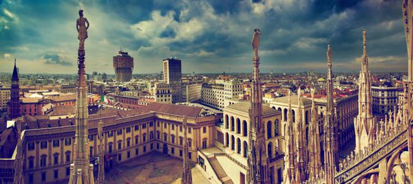 میلان ایتالیا پانوراما نمایی از کلیسای جامع میلان کاخ سلطنتی میلان - Palazzo Realle و برج Velasca در پس زمینه