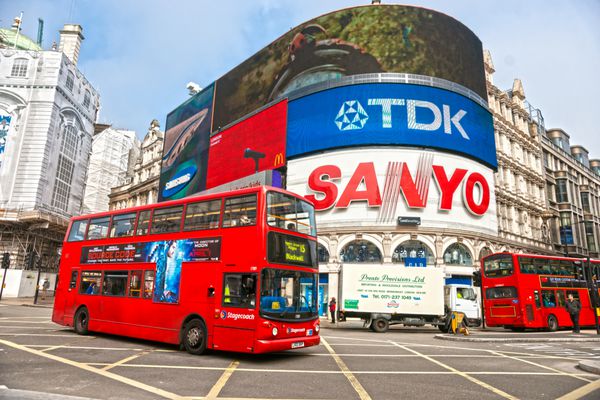لندن - 18 مارس نمایی از سیرک پیکادیلی در 18 مارس 2011 در لندن تبلیغات معروف TDK و Sanyo حداقل 20 سال است که در اینجا وجود دارد و نمادهای میدان معروف به حساب می آیند