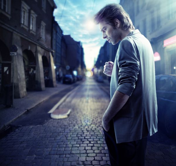 مرد جوان خوش تیپ در یک خیابان خالی