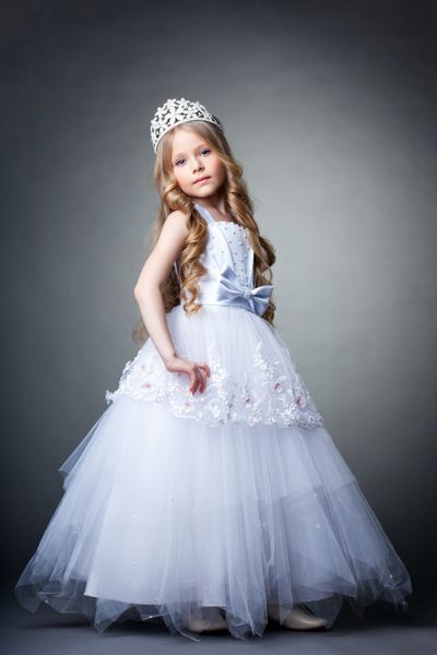دختر کوچولوی زیبا با لباس تاج و سفید