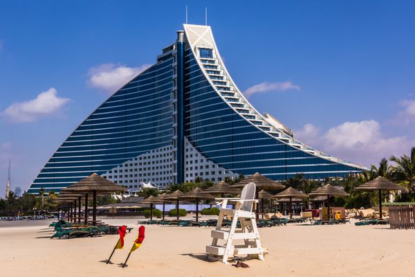 دبی امارات متحده عربی - 03 فوریه هتل ساحلی جمیرا قبل از ساحل در 3 فوریه 2013 معروف به شبح موجی شکل خود یکی از بهترین نقاط دیدنی دبی امارات متحده عربی است