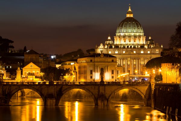 نمای شب از کلیسای جامع سنت پیتر در رم ایتالیا