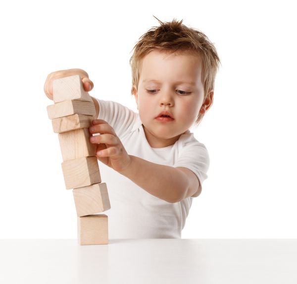 پسر بچه با مکعب ها بازی می کند