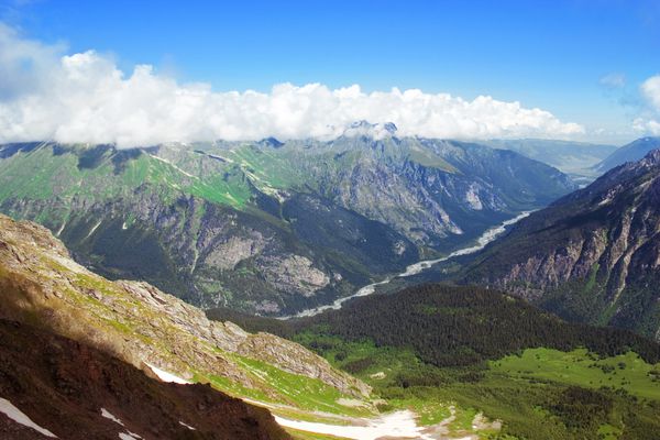 کوه های قفقاز منطقه دومبی